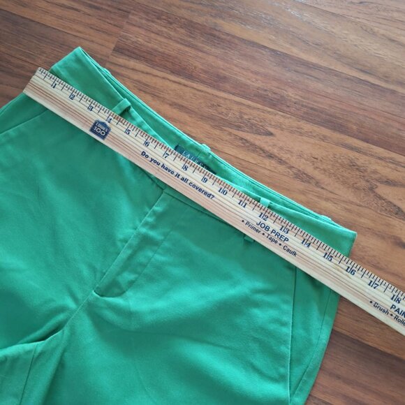 Lauren Ralph Lauren women's size 6, green, multi-pocket Bermuda shorts. - Picture 3 of 7